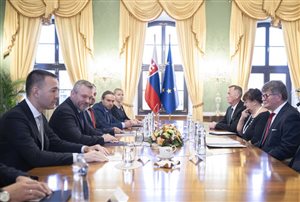 Prezident rozumie požiadavke školských odborárov na zvýšenie platov